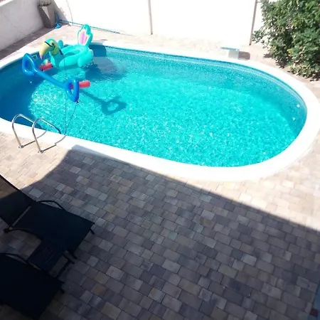 Tara With Pool Daire *