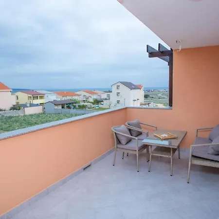 Tara With Pool Apartment