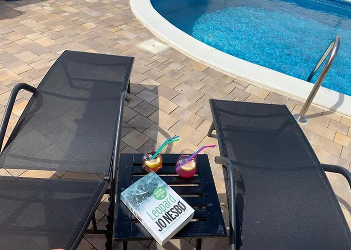 Tara With Pool Apartment