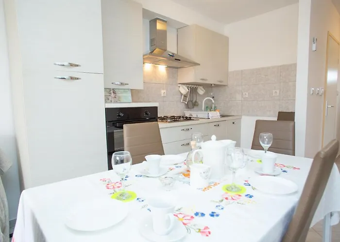 Apartman Tara With Pool Povljana